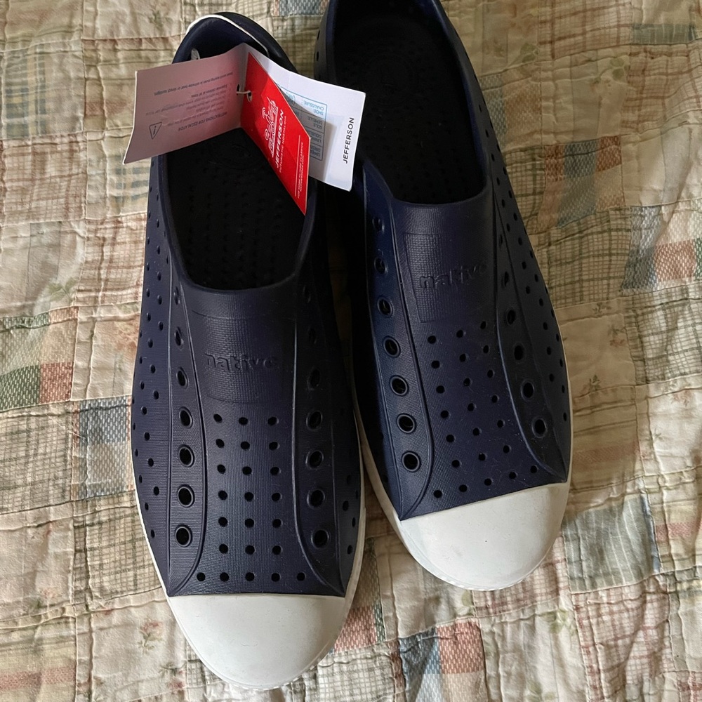 Mens Native Shoe NWT 9/42 Navy